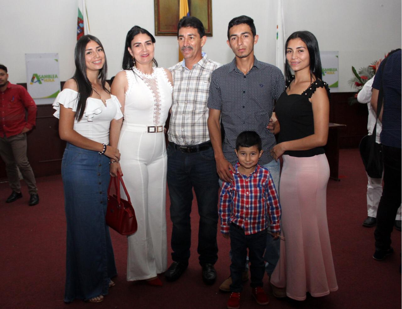 Laura Vanessa, María Teresa Castillo, diputado William González, Juan David y Lina Maria junto al niño Santiago.